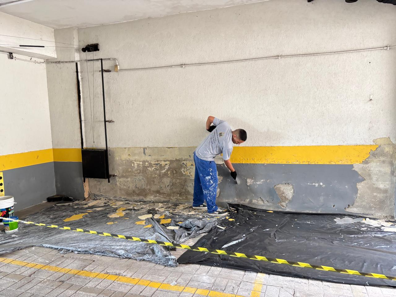 Profissional reparando alvenaria de parede de garagem