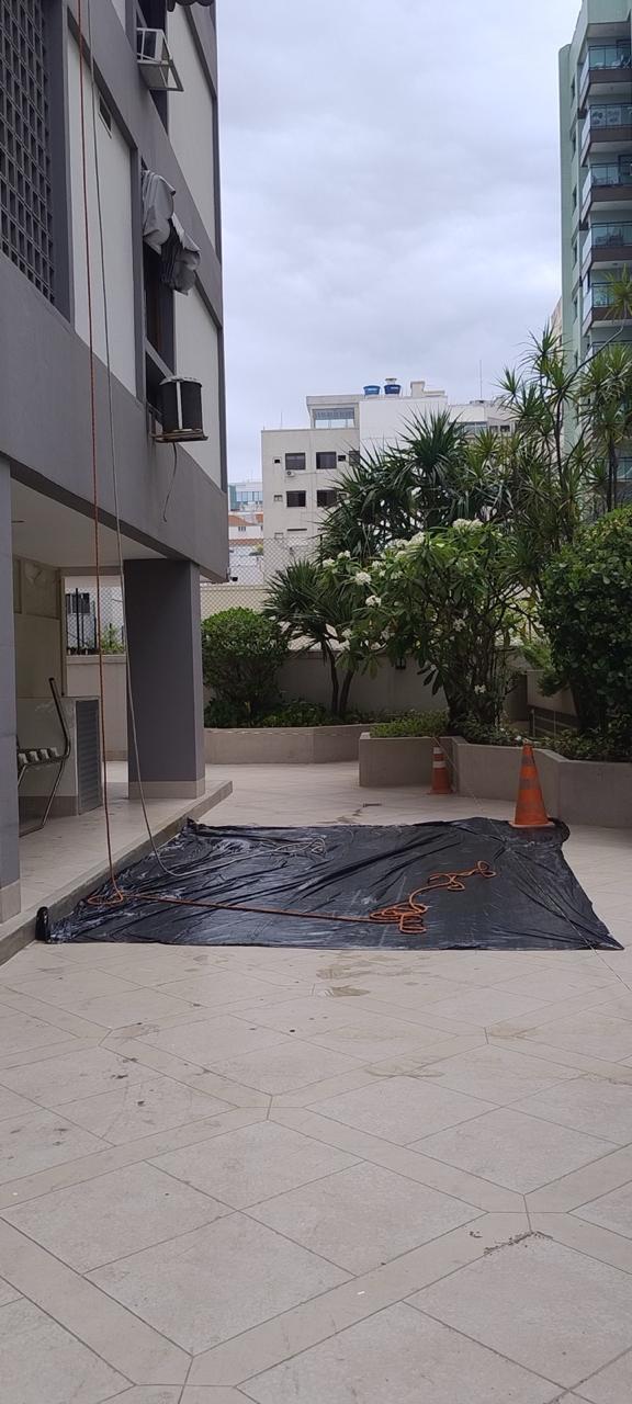 Área isolada com lona para serviço de rapel em fachada