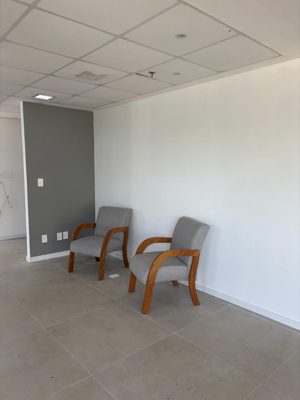 Sala de espera reformada com pintura nova