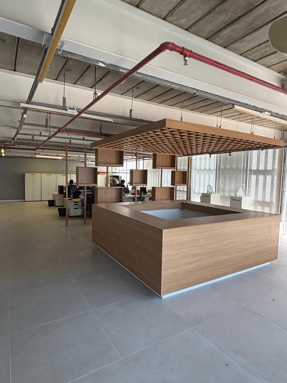Ambiente corporativo reformado com marcenaria e piso novo
