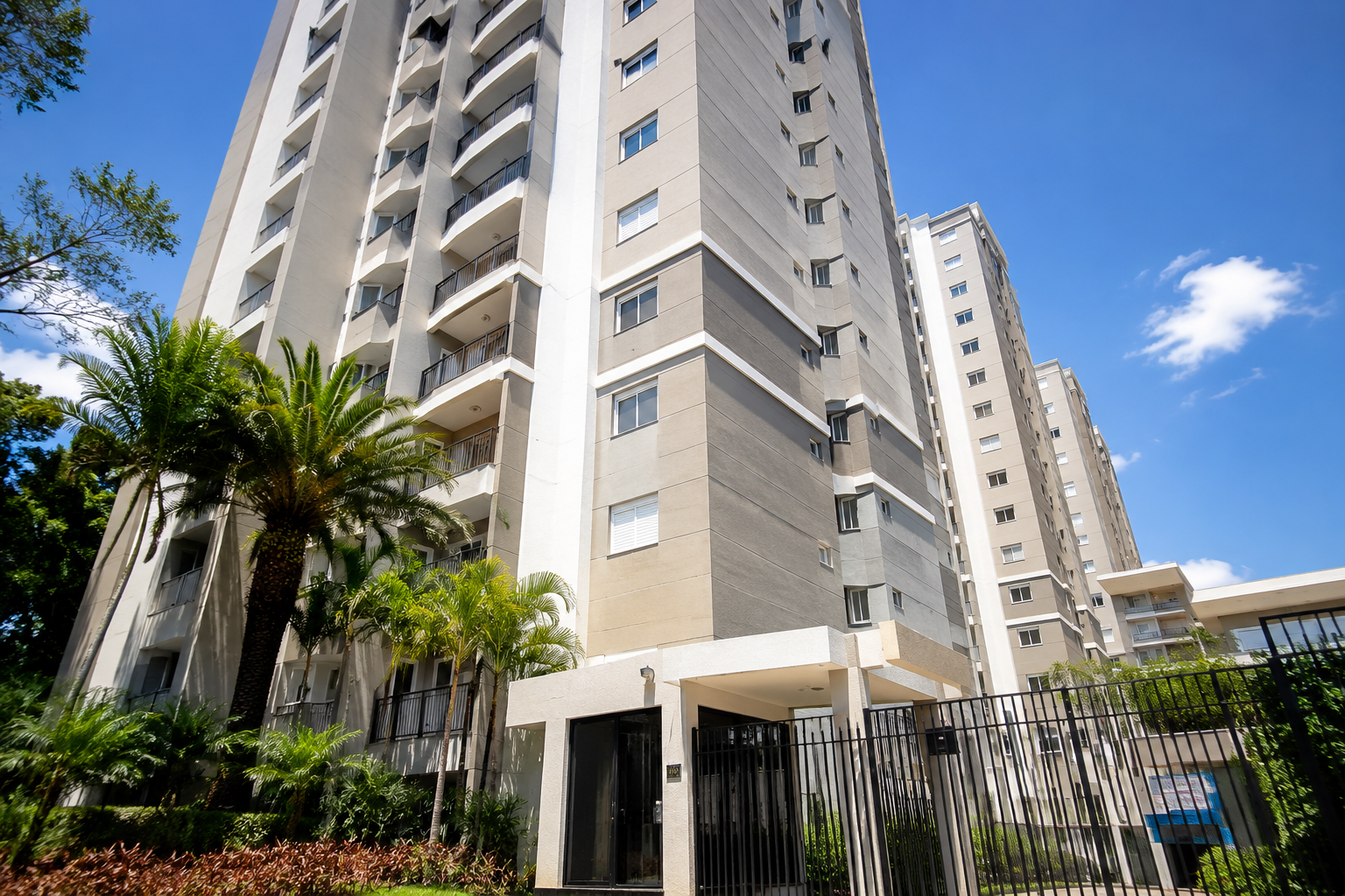 Condomínio residencial moderno com fachada revitalizada