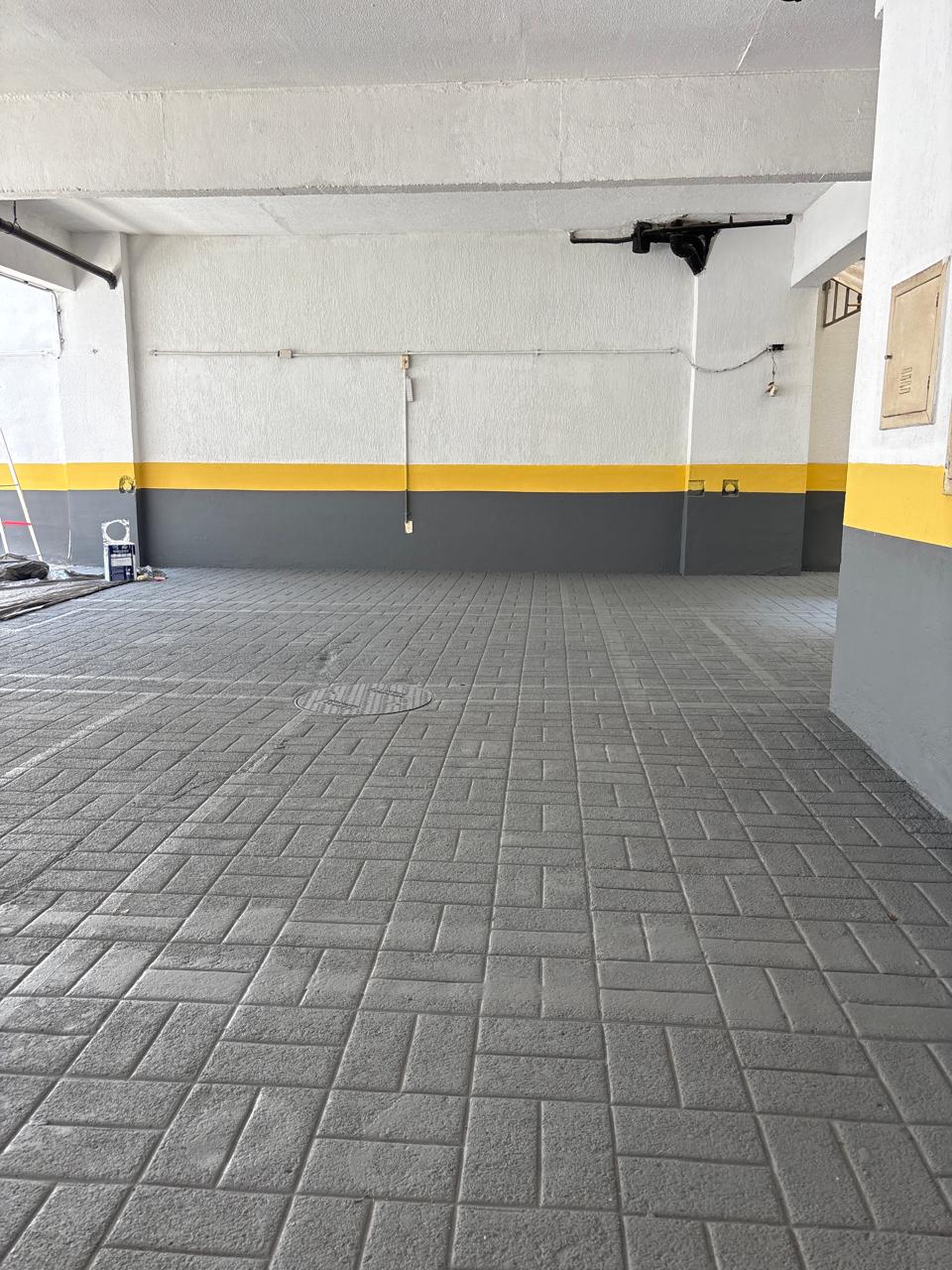 Garagem com pintura predial finalizada em cinza e amarelo
