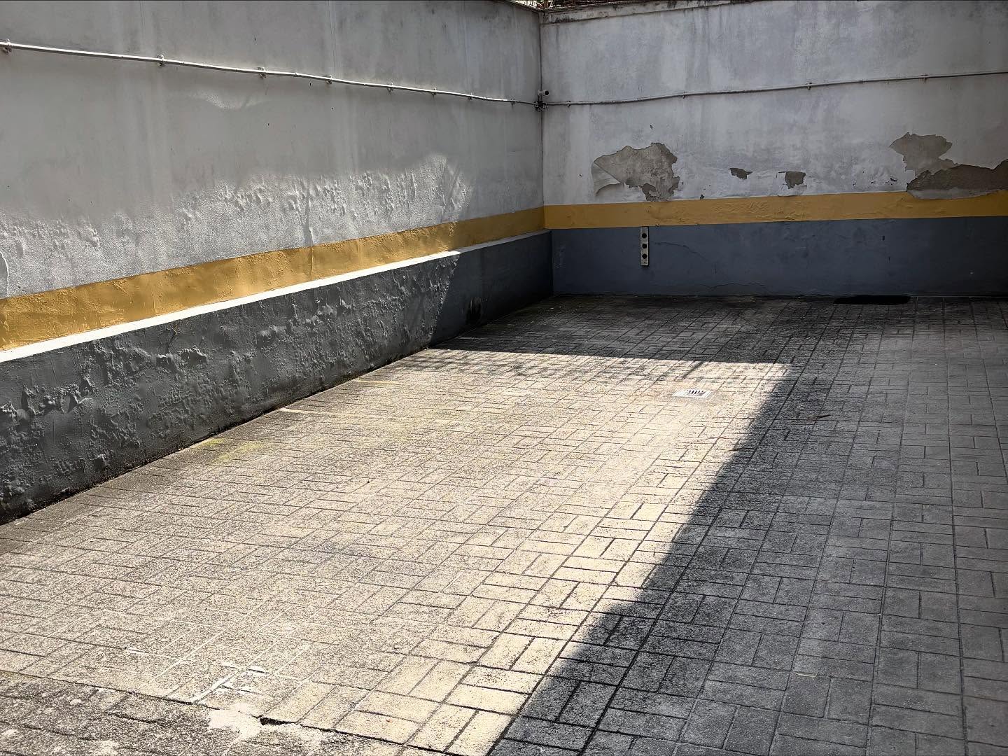 Área interna de garagem antes da revitalização com pintura de rodapé