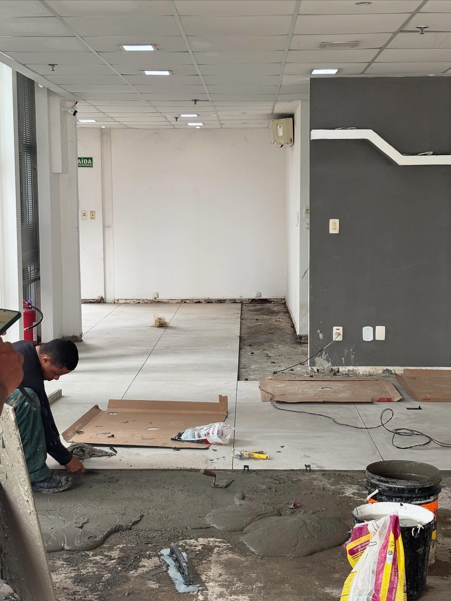 Obra de reforma interna com assentamento de piso
