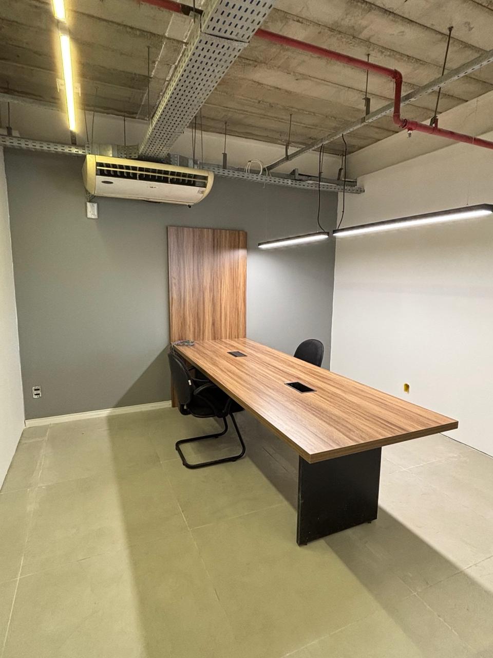 Sala de reunião com pintura interna finalizada
